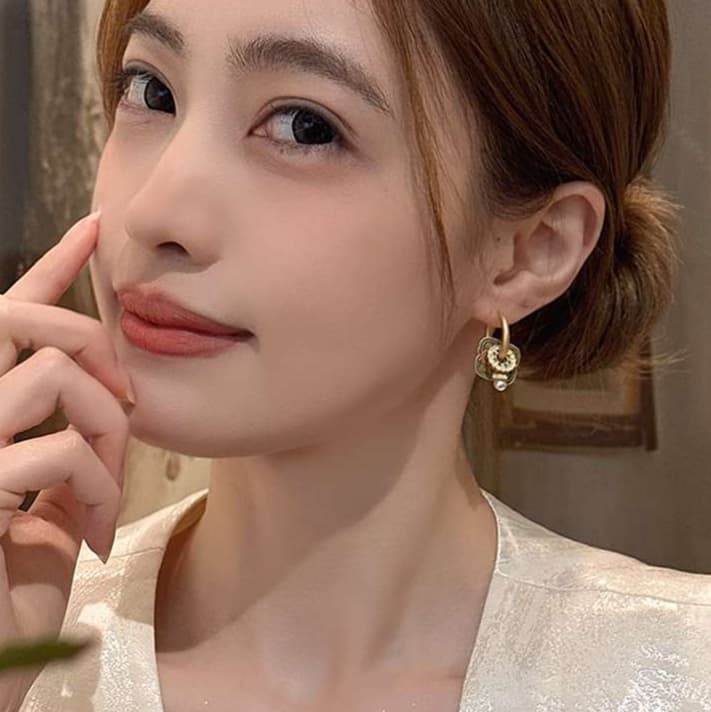 フープ ピアス 優美な花びらパールフープピアス