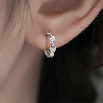 フープ ピアス フープ ピアス ねじれデザイン 純銀輝き 耳元の煌めき