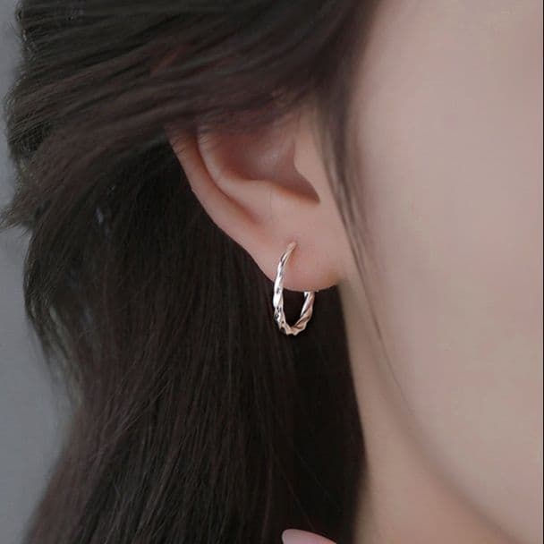 フープ ピアス フープ ピアス 上品なひねりフープピアス