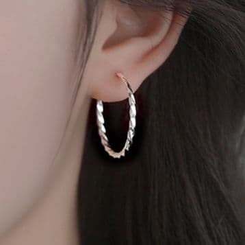 フープ ピアス フープ ピアス 上品なひねりフープピアス