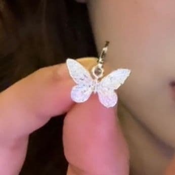 フープ ピアス フープ ピアス 煌めく蝶のゆれるフープピアス