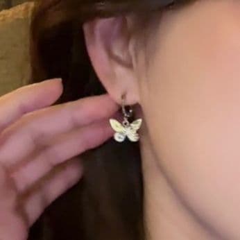 フープ ピアス フープ ピアス 煌めく蝶のゆれるフープピアス