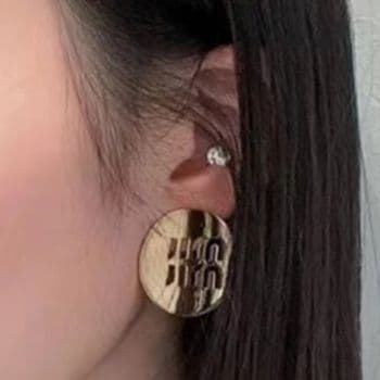 フープ ピアス フープ ピアス 円形模様彫り抜きフープピアス