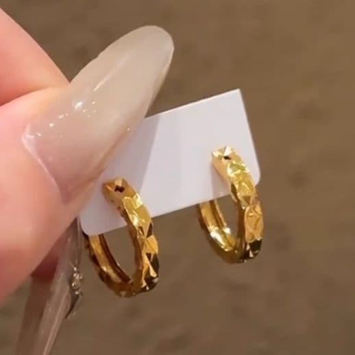 フープ ピアス フープ ピアス 菱形彫り模様の華奢なフープ
