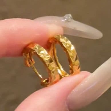 フープ ピアス フープ ピアス 菱形彫り模様の華奢なフープ