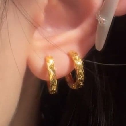 フープ ピアス フープ ピアス 菱形彫り模様の華奢なフープ