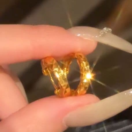 フープ ピアス フープ ピアス 菱形彫り模様の華奢なフープ