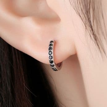 フープ ピアス 煌めき連なる小さな輪
