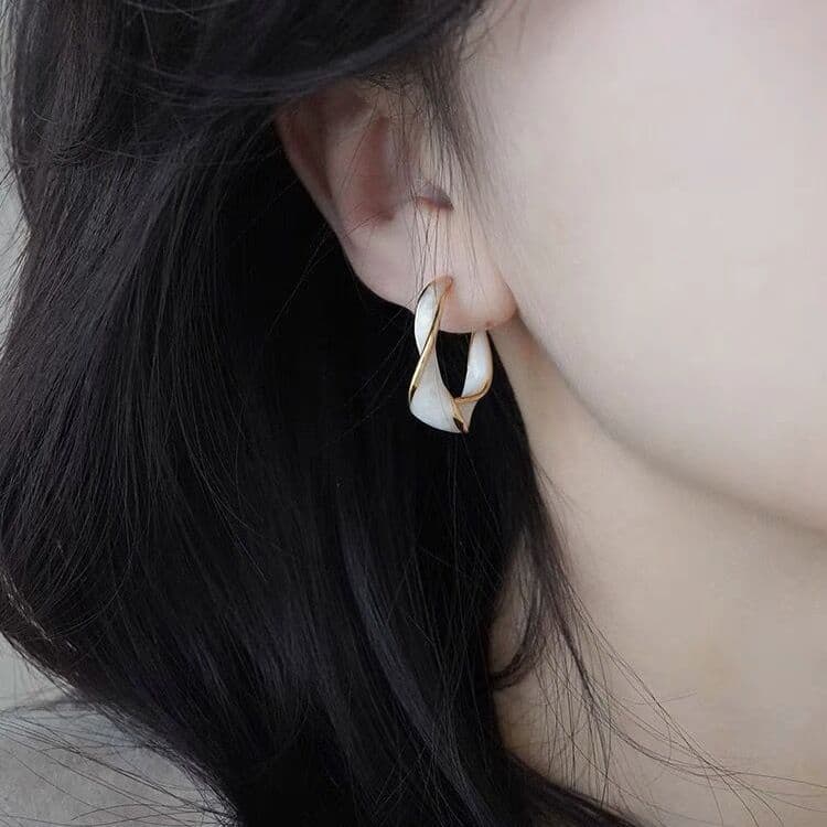 螺旋シェルフープ ピアス