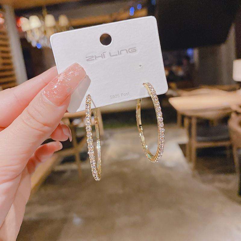フープ ピアス キラキラ輝く円形耳飾り