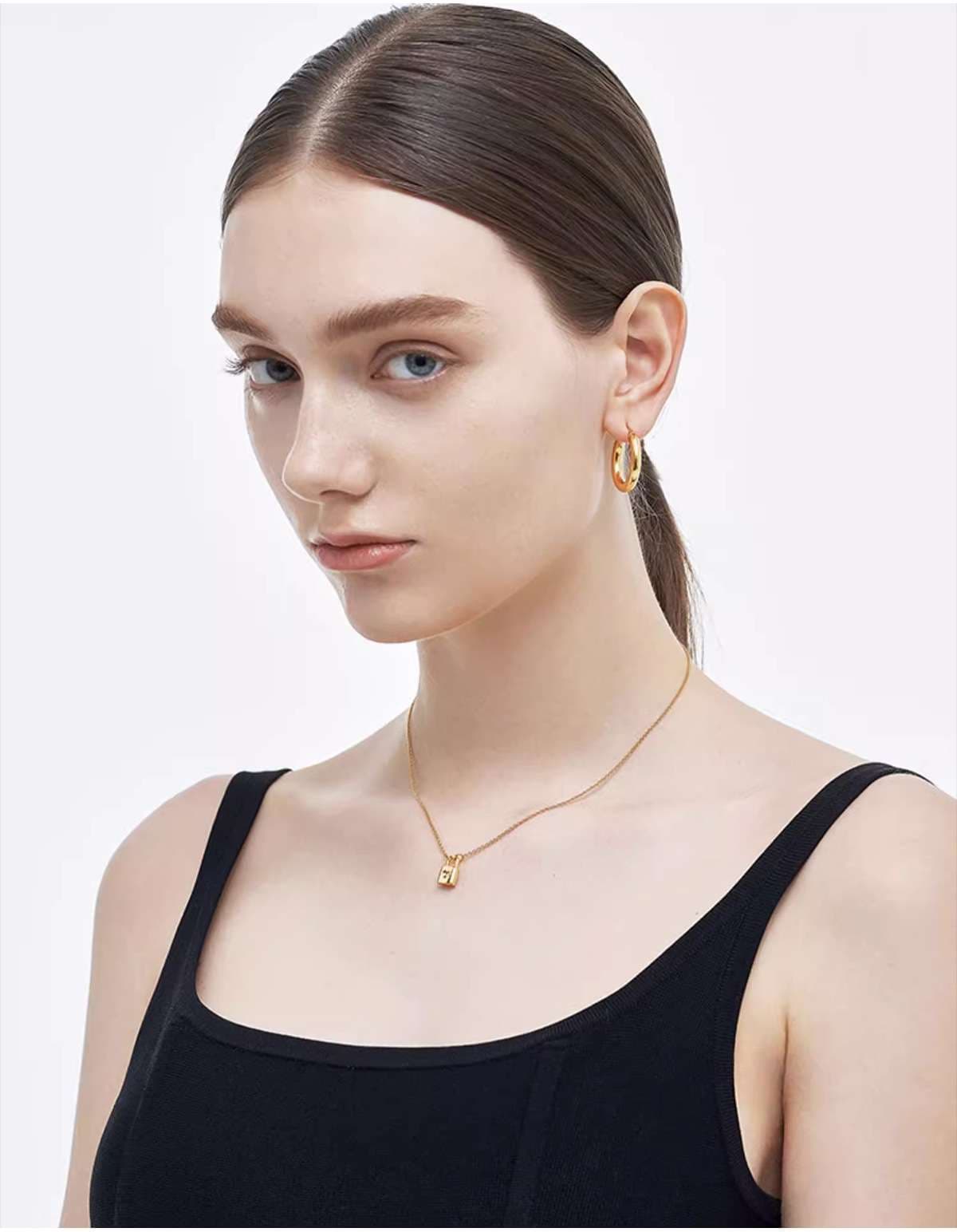 フープ ピアス シンプル輝くフープピアス