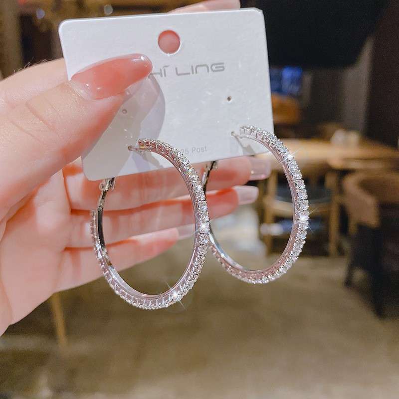 フープ ピアス キラキラ輝く円形耳飾り