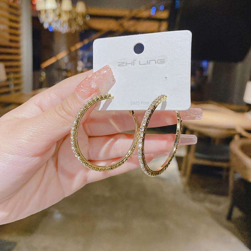 フープ ピアス キラキラ輝く円形耳飾り