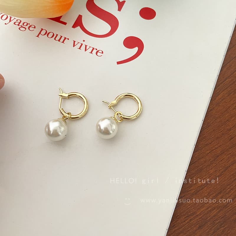 フープ ピアス 揺れる真珠のミニフープピアス