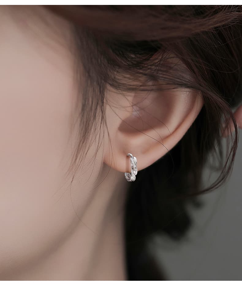 フープ ピアス フープ ピアス ねじれデザイン 純銀輝き 耳元の煌めき