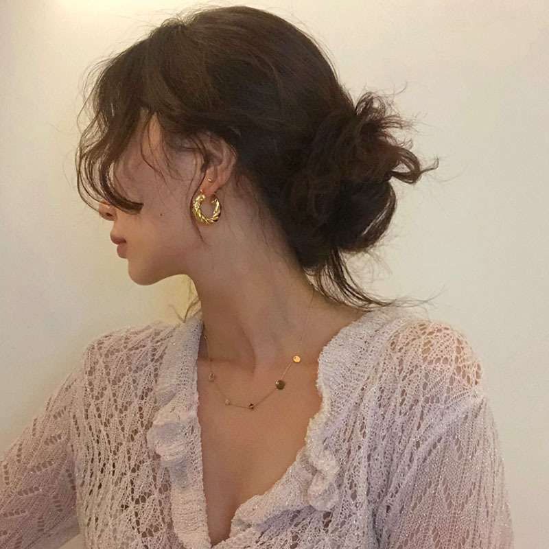 らせんねじりフープ ピアス