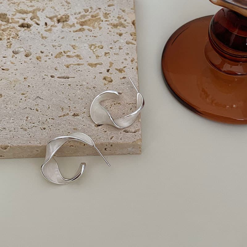 螺旋シェルフープ ピアス