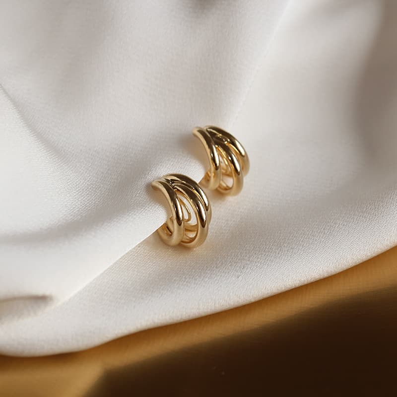 フープ ピアス 三重輪の上品ピアス
