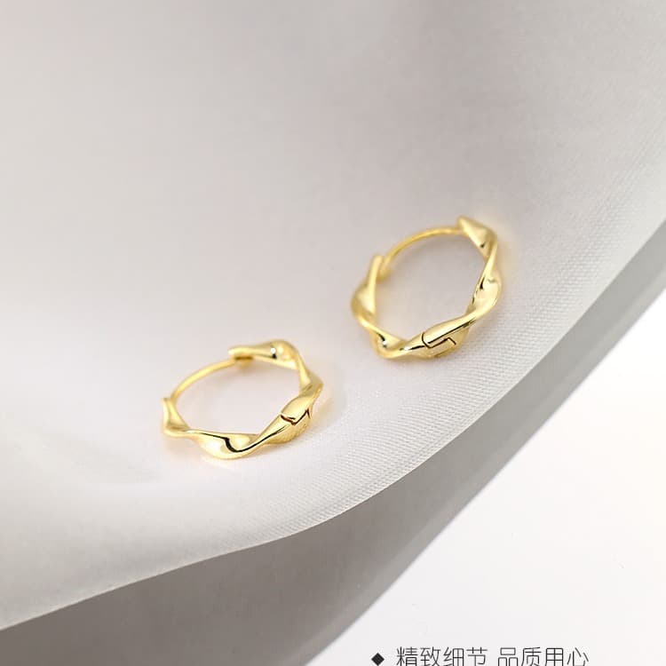 フープ ピアス 洗練されたねじれフープピアス