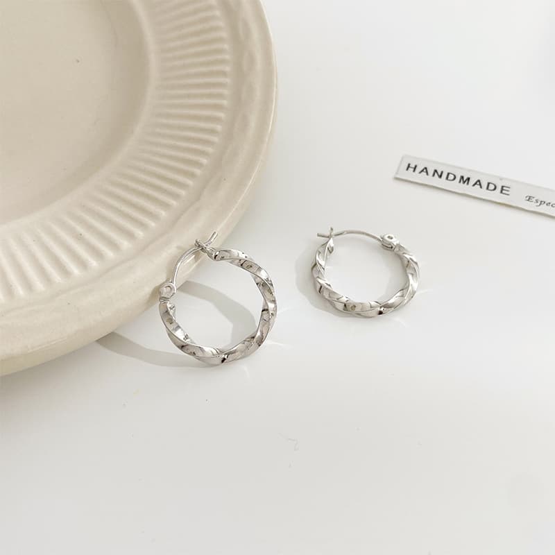 フープ ピアス フープ ピアス ねじれデザイン 華奢フープピアス