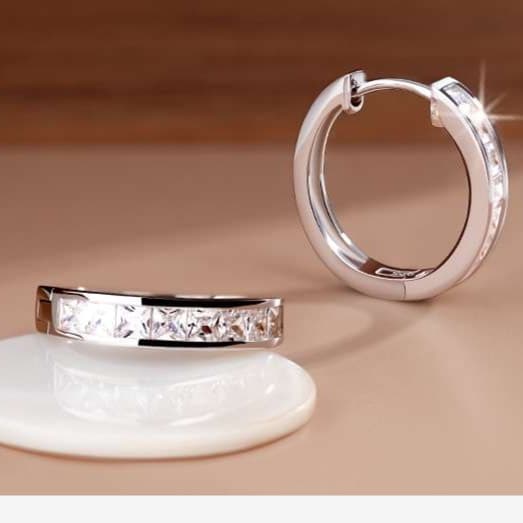 煌めき 王冠 フープ ピアス