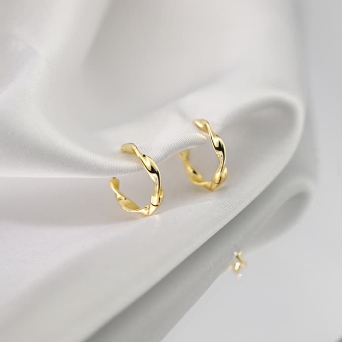フープ ピアス 洗練されたねじれフープピアス