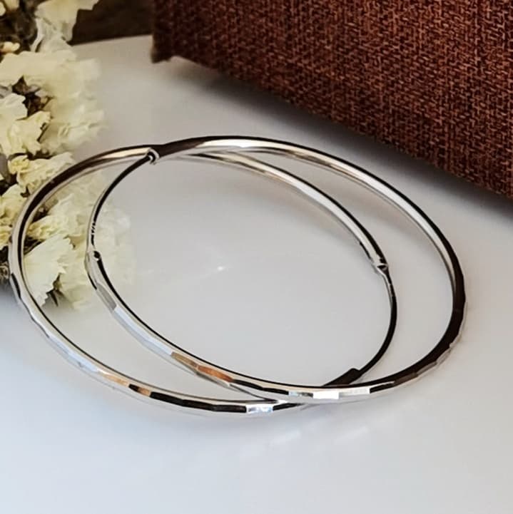 フープ ピアス 洗練シルバーバングル 細身デザイン