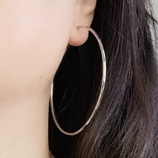 フープ ピアス 洗練シルバーバングル 細身デザイン