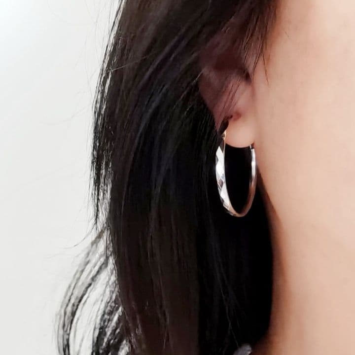 フープ ピアス 煌めきダイヤカット純銀フープ