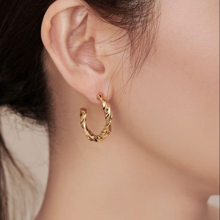 フープ ピアス ねじれ模様 華やか フープ ピアス