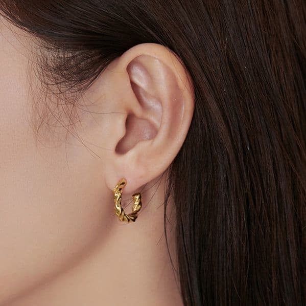 フープ ピアス ねじれ模様 華やか フープ ピアス