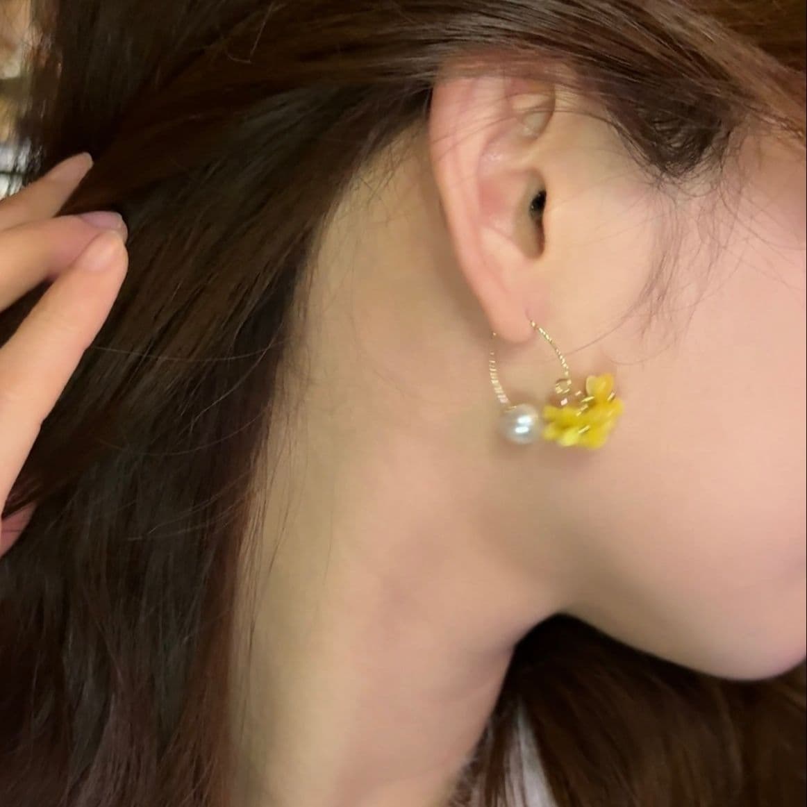 フープ ピアス フープ ピアス 小花と真珠のゆらめきフープピアス