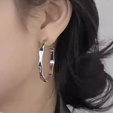 フープ ピアス 波打つ曲線 ねじれフープ ピアス