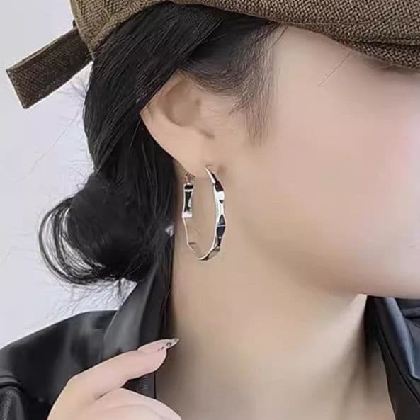 フープ ピアス 波打つ曲線 ねじれフープ ピアス