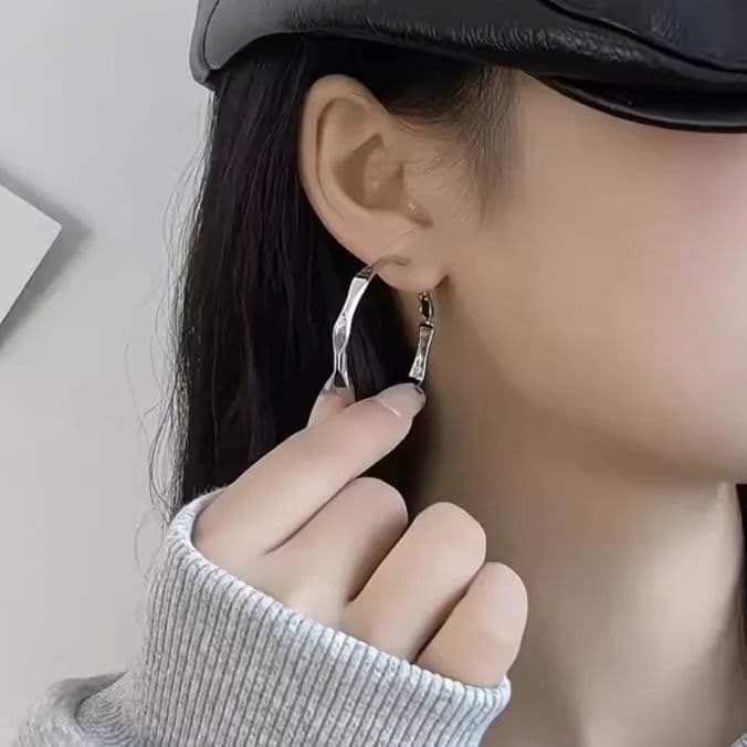 フープ ピアス 波打つ曲線 ねじれフープ ピアス