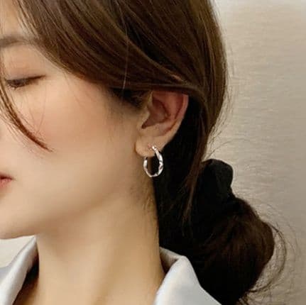 フープ ピアス フープ ピアス ねじれデザイン 華奢フープピアス
