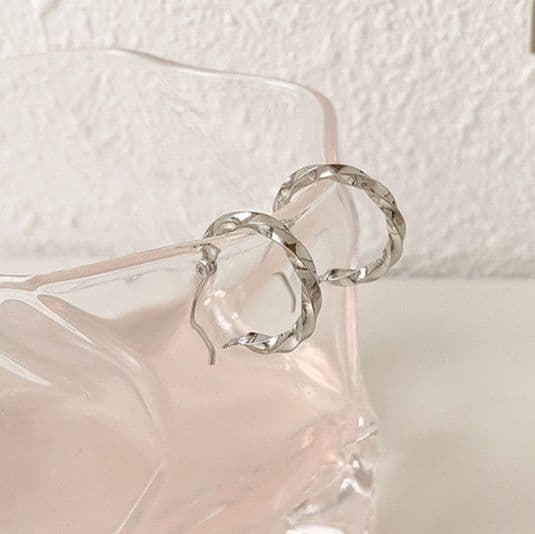 フープ ピアス フープ ピアス ねじれデザイン 華奢フープピアス