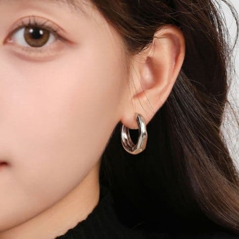 フープ ピアス 洗練された幾何学フープ ピアス