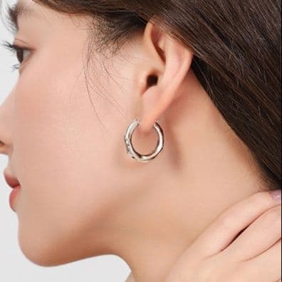 フープ ピアス 洗練された幾何学フープ ピアス