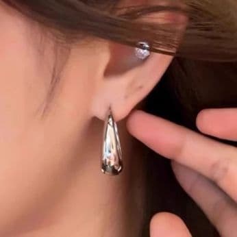 フープ ピアス フープ ピアス 洗練オーバルフープ 艶めきプラチナ
