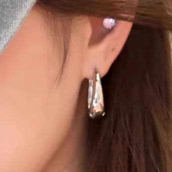 フープ ピアス フープ ピアス 洗練オーバルフープ 艶めきプラチナ