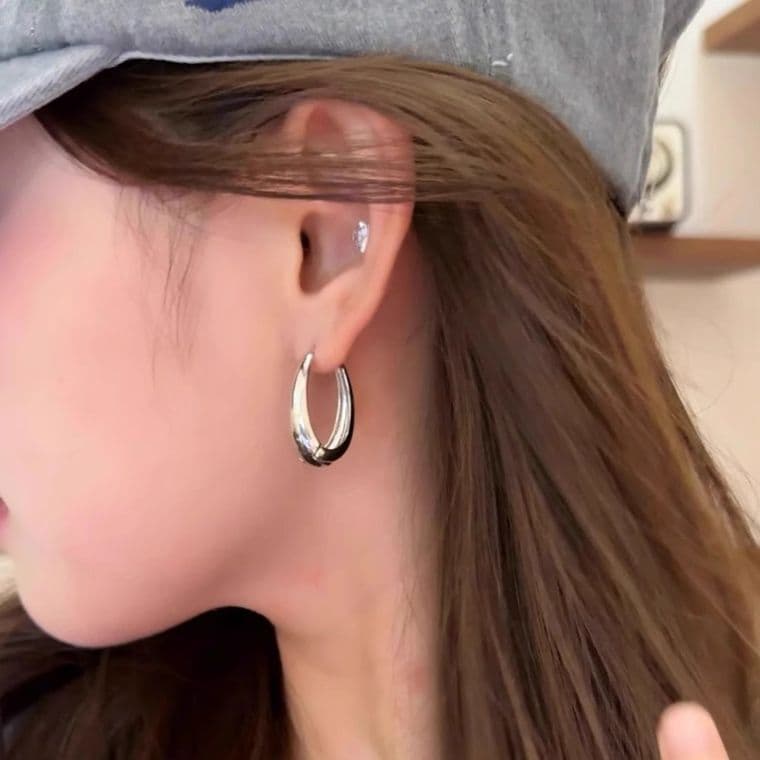 フープ ピアス フープ ピアス 洗練オーバルフープ 艶めきプラチナ