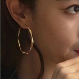 フープ ピアス フープ ピアス 優美なうねり楕円フープ