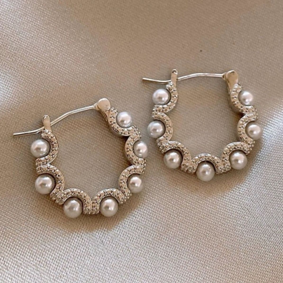フープ ピアス フープ ピアス 優美な波模様パール輝きフープピアス