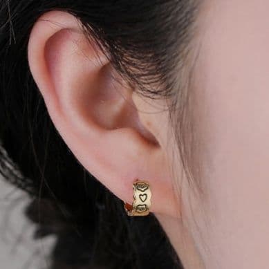 フープ ピアス フープ ピアス 花とハート模様の波型フープ