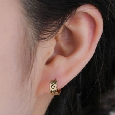 フープ ピアス フープ ピアス 花とハート模様の波型フープ