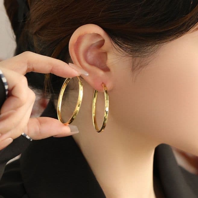 上品な光沢感が美しい大振りゴールドフープピアス