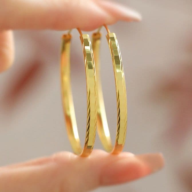 上品な光沢感が美しい大振りゴールドフープピアス