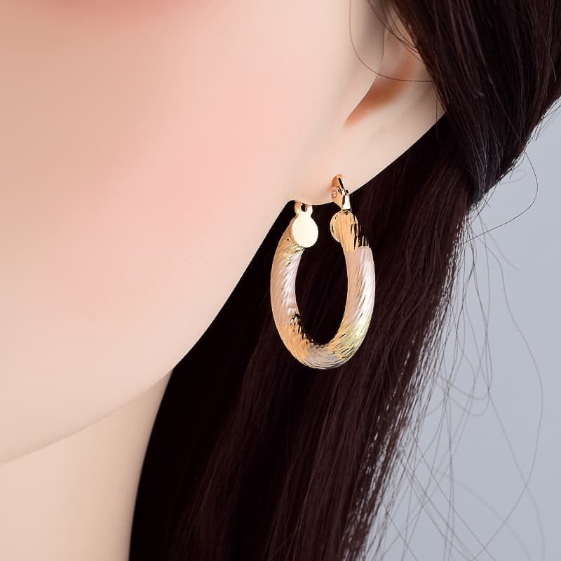 らせん模様フープ ピアス