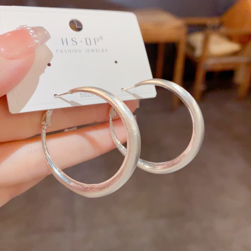 シンプル輝きフープ ピアス